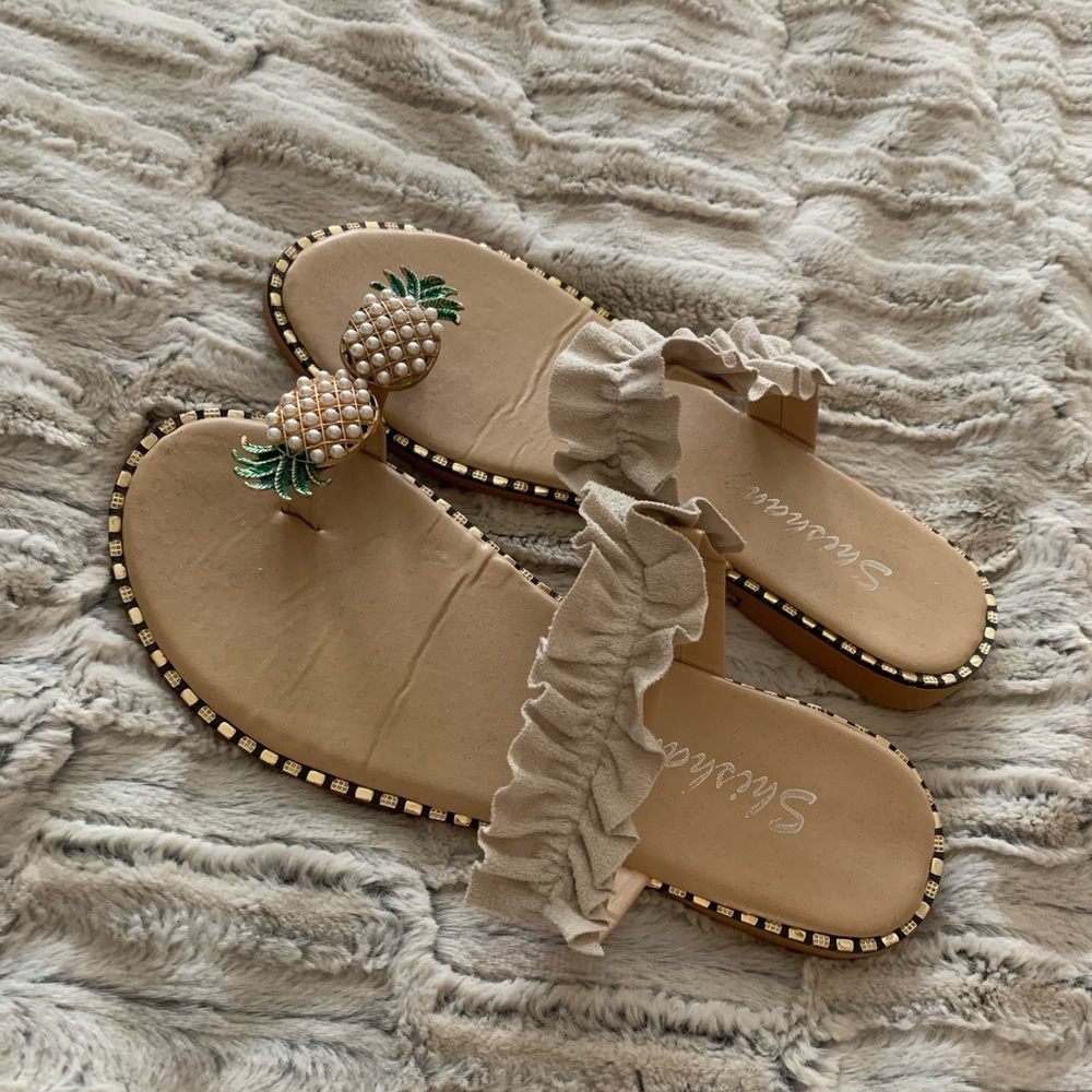 Pineapple shoes! Size 40 EU ( I wear a size 8 US)